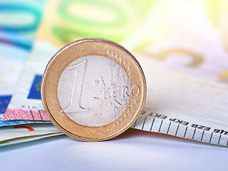 Euro-Muenze-vor-Scheinen-317191647-AS-fotowunsch