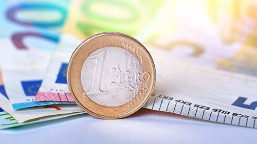 Euro-Muenze-vor-Scheinen-317191647-AS-fotowunsch