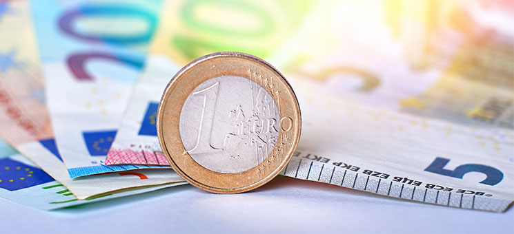 Euro-Muenze-vor-Scheinen-317191647-AS-fotowunsch