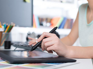 Frau-Computer-Zeichenpad-87040597-AS-BillionPhotos-com