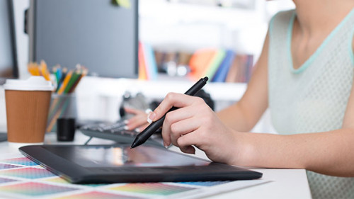 Frau-Computer-Zeichenpad-87040597-AS-BillionPhotos-com