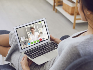 Frau-laptop-Arzt-Chat-332732212-AS-Studio-Romantic