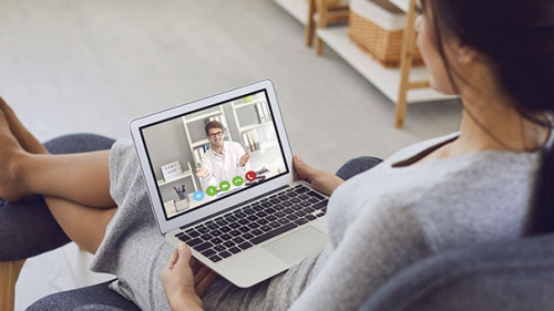 Frau-laptop-Arzt-Chat-332732212-AS-Studio-Romantic