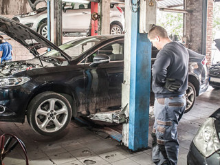 Autowerkstatt-Mechatroniker-305353224-AS-guruXOX