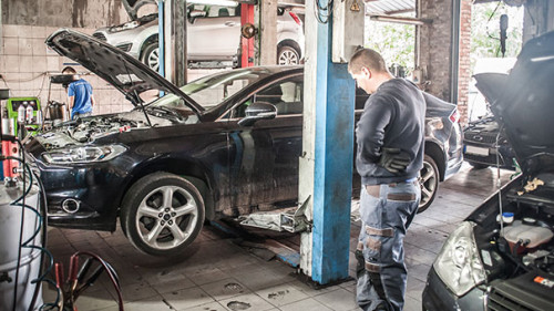 Autowerkstatt-Mechatroniker-305353224-AS-guruXOX