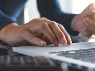 Mann-laptop-Kreditkarte-293941616-AS-tippapatt