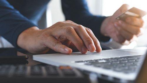 Mann-laptop-Kreditkarte-293941616-AS-tippapatt