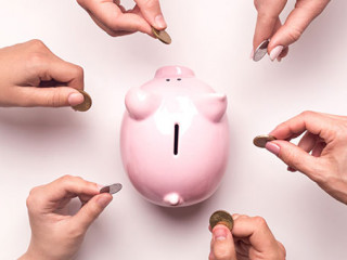 Sparschwein-Haende-Muenzen-284509904-AS-Prostock-studio