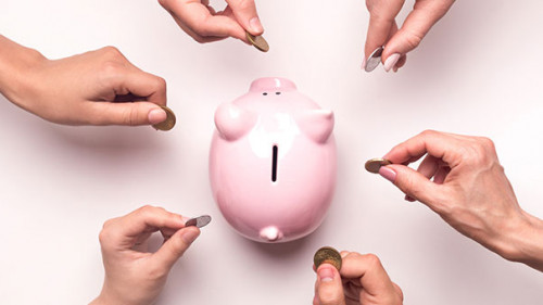 Sparschwein-Haende-Muenzen-284509904-AS-Prostock-studio