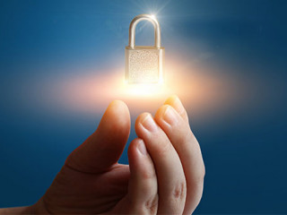 Hand-Schloss-137971031-FO-natali-mis