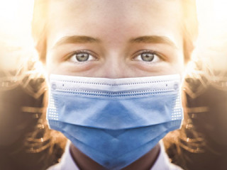 Frau-Mundschutz-331368821-AS-alexanderuhrin