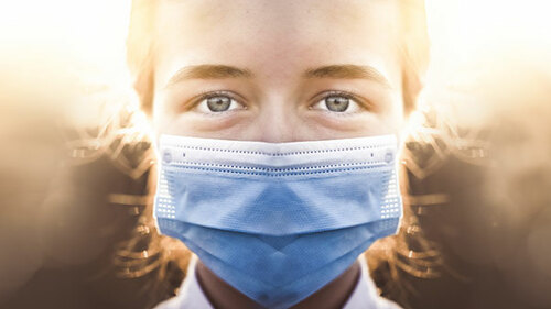 Frau-Mundschutz-331368821-AS-alexanderuhrin