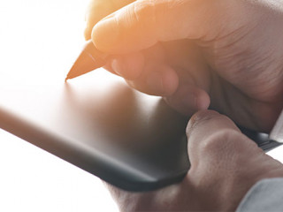 Anzugtraeger-Tablet-Touchpen-286210005-AS-PixieMe