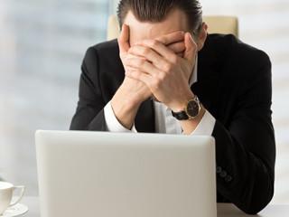 Anzugtraeger-verzweifelt-Laptop-171019092-AS-fizkes