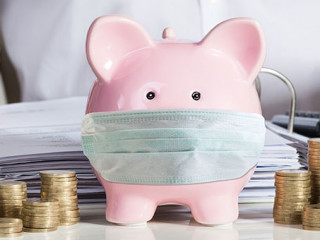 Euro-Sparschwein-Mundschutz-332529438-AS-Andrey-Popov