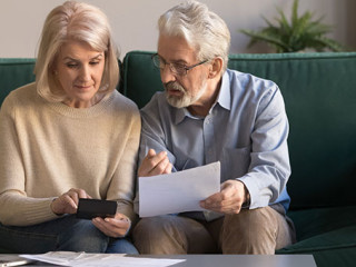 Senioren-paar-Taschenrechner-266619873-AS-fizkes