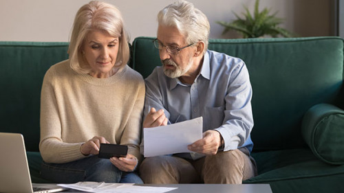 Senioren-paar-Taschenrechner-266619873-AS-fizkes