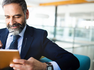 Anzugtraeger-Tablet-295688529-AS-NDABCREATIVITY