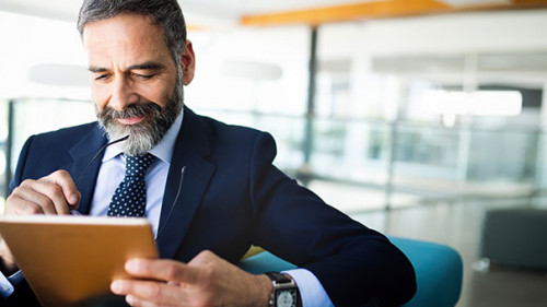 Anzugtraeger-Tablet-295688529-AS-NDABCREATIVITY