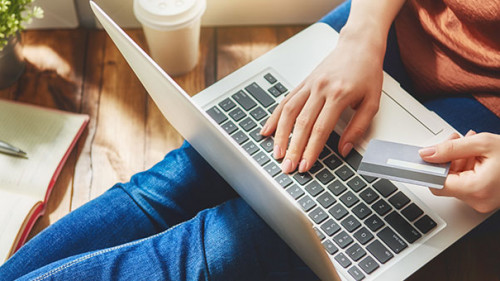 Frau-Laptop-Kreditkarte-142866829-AS-Konstantin-Yuganov