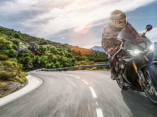 Motorradfahrer-293842359-AS-AA+W