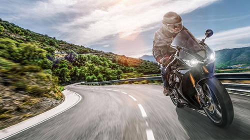 Motorradfahrer-293842359-AS-AA+W