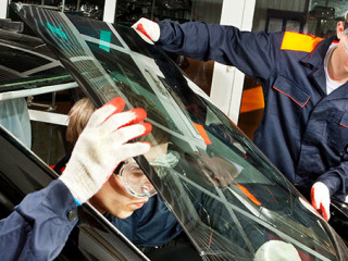 Mechaniker-tauschen-Scheibe-77578231-FO-AlexanderNovikov