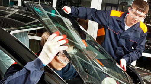 Mechaniker-tauschen-Scheibe-77578231-FO-AlexanderNovikov