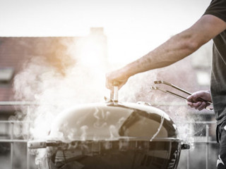 Grillmeister-auf-Balkon-281002955-AS-Anselm