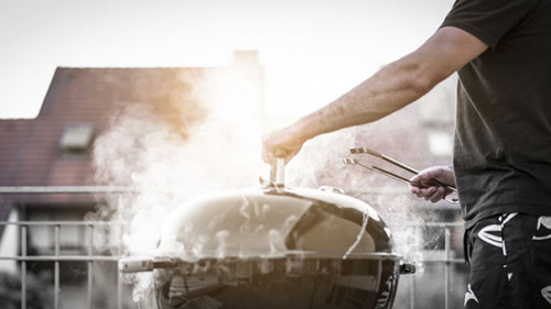 Grillmeister-auf-Balkon-281002955-AS-Anselm