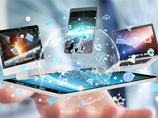 Anzugtraeger-Hand-Endgeraete-152613619-AS-sdecoret