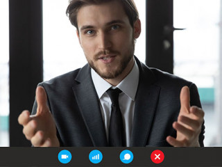 Anzugtraeger-Videochat-335917561-AS-fizkes