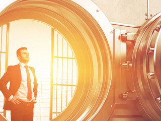 Anzugztraeger-Tresor-125486354-AS-denisismagilov