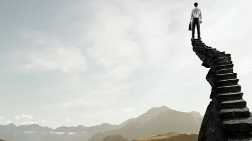 Anzugtraeger-Treppe-176028849-AS--Sergey-Nivens