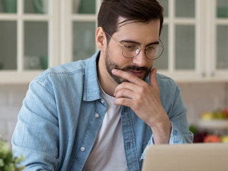 Mann-laptop-Kueche-306638013-AS-fizkes