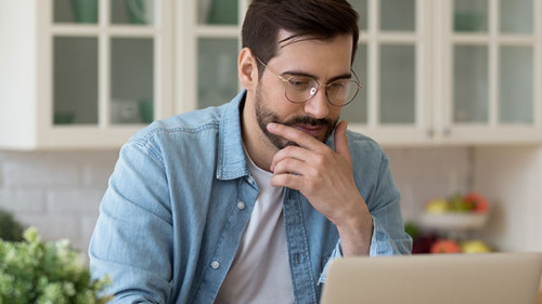 Mann-laptop-Kueche-306638013-AS-fizkes