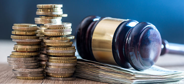 Richterhammer-auf-Bargeld-164620974-AS-RomanR