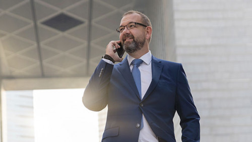 Anzugtraeger-Handy-214119011-AS-Paul