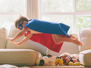 Junge-spielt-auf-Sofa-239447161-AS-Crystal-Sing