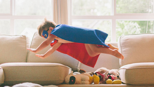 Junge-spielt-auf-Sofa-239447161-AS-Crystal-Sing