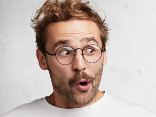 Mann-positiv-ueberrascht-183156981-AS-Wayhome-Studio