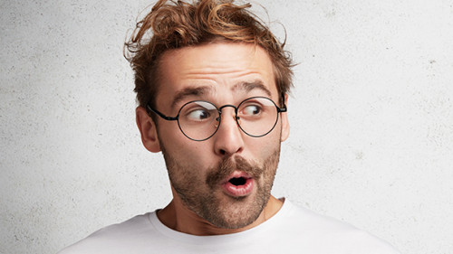 Mann-positiv-ueberrascht-183156981-AS-Wayhome-Studio