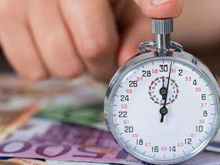 Hand-Geldscheine-Stoppuhr-86851099-AS-Andrey-Popov