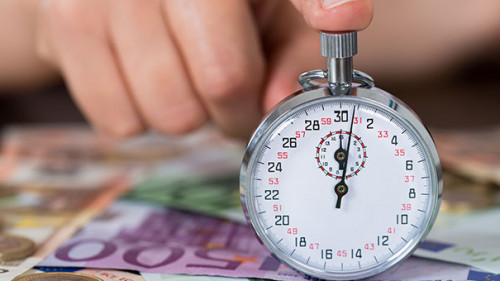 Hand-Geldscheine-Stoppuhr-86851099-AS-Andrey-Popov