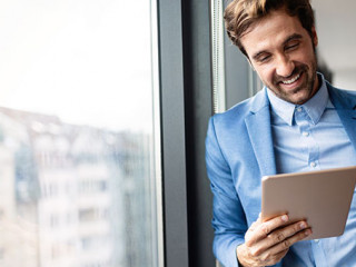 Anzugtraeger-Tablet-laecheln-297101954-AS-NDABCREATIVITY