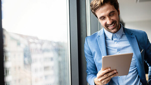 Anzugtraeger-Tablet-laecheln-297101954-AS-NDABCREATIVITY