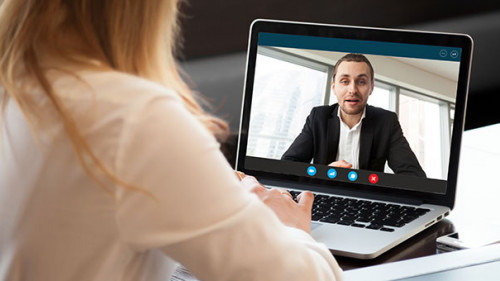 Frao-Videochat-Anzugtraeger-331683205-AS-fizkes