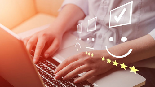 Frau-Laptop-Rating-276452851-AS-BillionPhotos-com