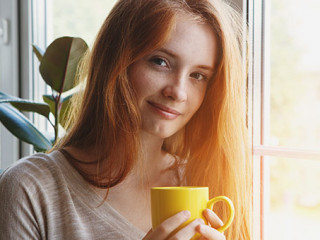 Frau-Tasse-Fenster-321935706-AS-zakalinka