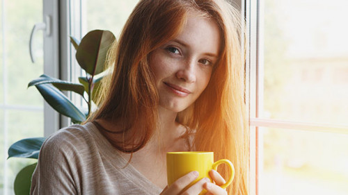 Frau-Tasse-Fenster-321935706-AS-zakalinka